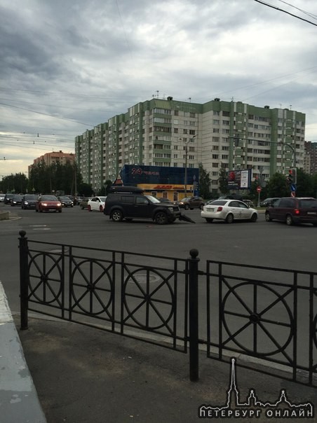 ДТП на перекрёстке ул. Савушкина и Яхтенной. В сторону города по савушкина собирается пробка