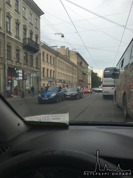Поцеловались на Садовой улице перед трамвайной остановкой, в сторону метро Сенная пл, трамваи встали...