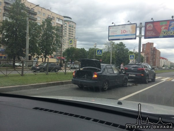 На Луначарского перед метро небольшой бабах с утечкой жидкостей.