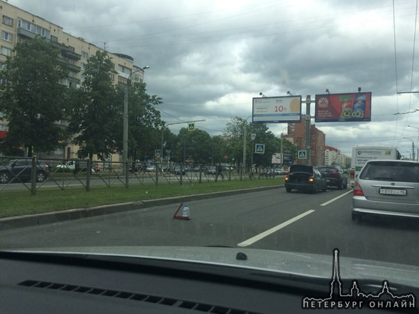 На Луначарского перед метро небольшой бабах с утечкой жидкостей.