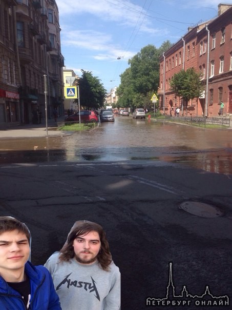 На пересечении Мытинской и 9-й Советской из неоткуда хлещет вода. На дороге уже налило огромную лужу...