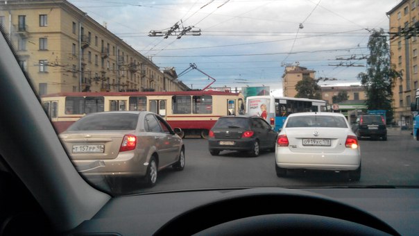 Маршрутка и трамвай встретились на пересечении Лесного и Кантемировской. Движение затруднено. ДПС на...