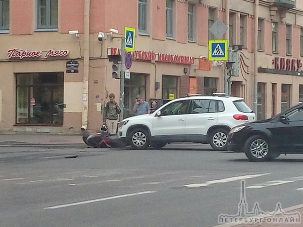 Volkswagen сбил скутериста на Измайловском. Жив держится за ногу. Служб нет.