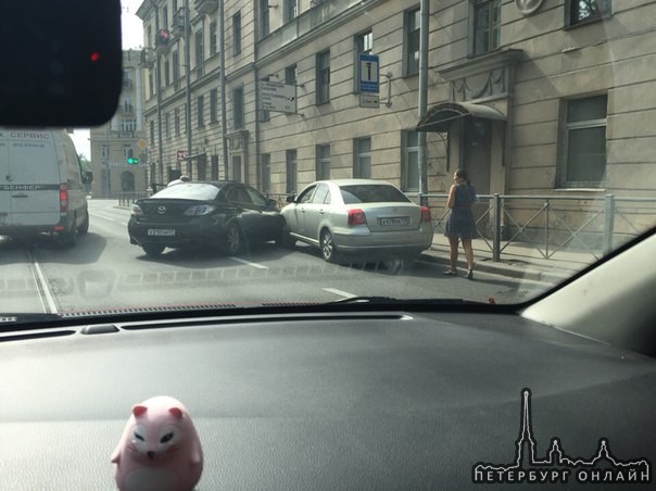 Олень на Mazda подрезал авенсис на повороте с обуховки на Качалова
