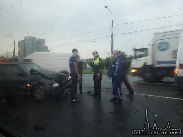 На петергофском шоссе с пересечением Маршала жукова столкнулась скорая и ВАЗ21114