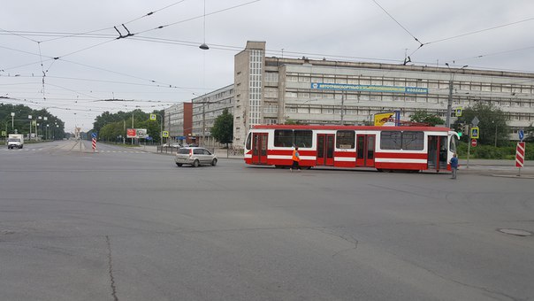 Перекресток Бухарестской и Салова. Слетели трамвайные провода.
