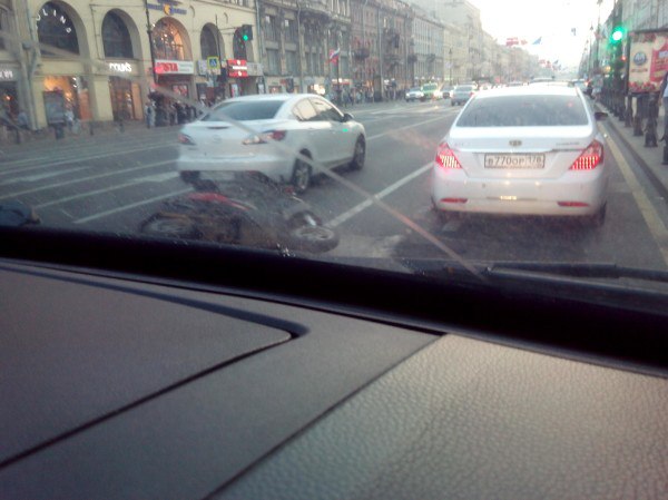 Перед поворотом с Невского на Маяковского во втором ряду лежит скутер.ДПС разбираются