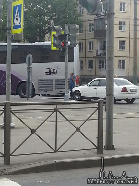 Автобус с белым "мерсом" поцеловались на пересечении Новочеркасского проспекта и Таллинской. Служб ...