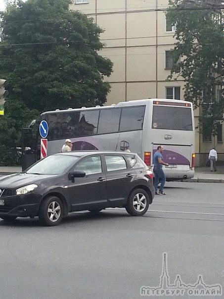 Автобус с белым "мерсом" поцеловались на пересечении Новочеркасского проспекта и Таллинской. Служб ...