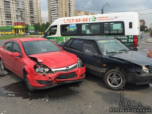 лада не пропустила Opel при левом повороте на перекрёстке караваевской и прибрежной,