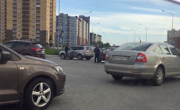Старенький Volkswagen врезался в бок Subaru Forester на проспекте Казакова.