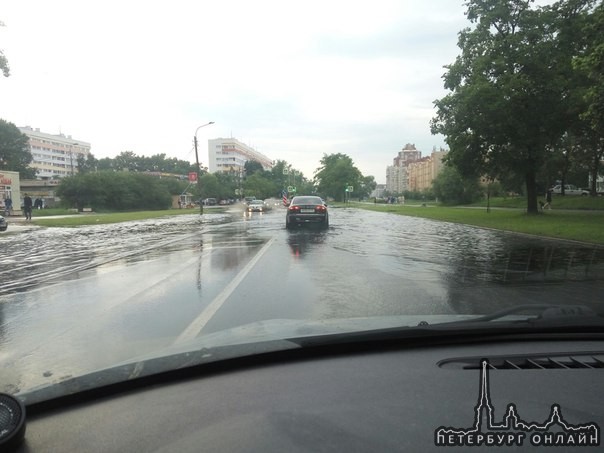 Дачный между Ветеранов и Стачек подтопило.