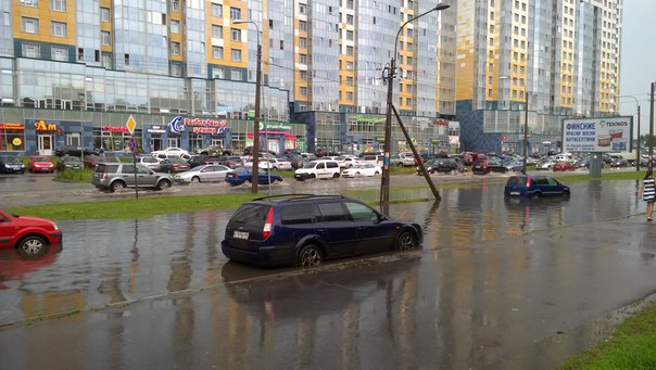 Дачный между Ветеранов и Стачек подтопило.