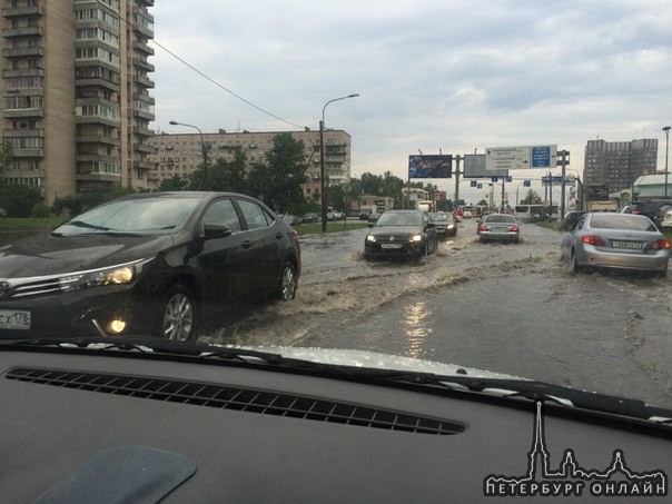 Дачный между Ветеранов и Стачек подтопило.