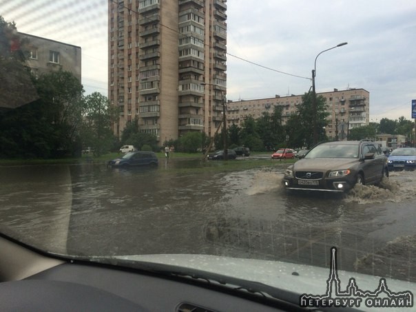 Дачный между Ветеранов и Стачек подтопило.