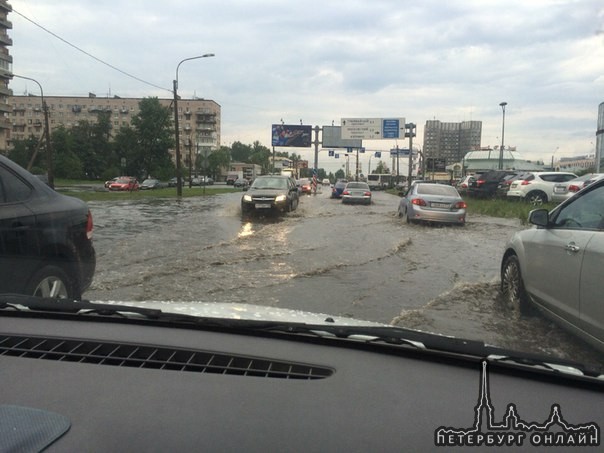 Дачный между Ветеранов и Стачек подтопило.