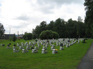 Большеохтинское кладбище после погрома проводит инвентаризацию поврежденных надгробий