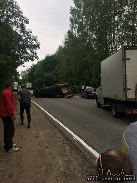 На Ленинградском шоссе в сторону п. Юкки произошло ДТП с пострадавшими, одна девушка точно в тяжело...