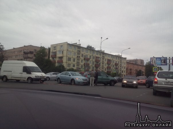 3 автомобиля перекрыли движение на перекрёстке Блюхера и Замшиной в сторону Пискаревского