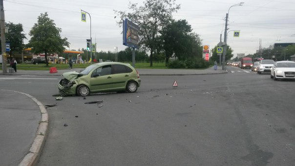 На Перекрестке бухарестской и фучика после ДТП все остались все живы, но не все здоровы