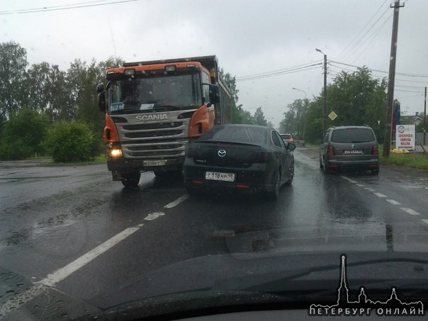 Mazda и Скания устроили ДТП на , перекрестке Петрозаводского шоссе и ул. Труда,
