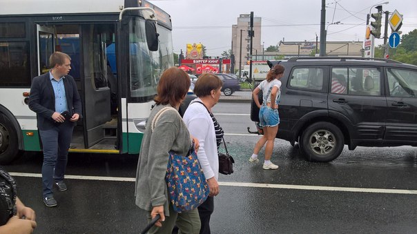 Авария на площади Конституции. Автобус и Mitsubishi. Только что,