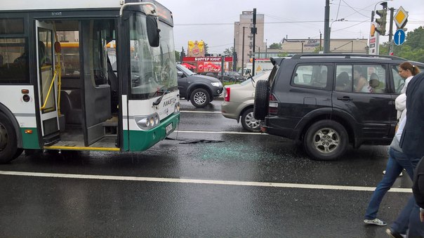 Авария на площади Конституции. Автобус и Mitsubishi. Только что,