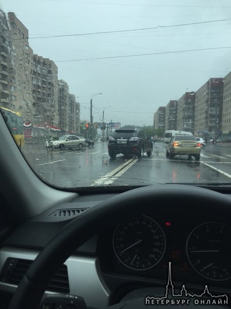 На пересечении улицы Солдата Корзуна и проспекта Ветеранов столкнулись две машины. Пробкой пока не п...