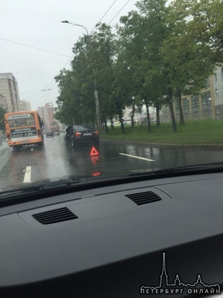 На пересечении улицы Солдата Корзуна и проспекта Ветеранов столкнулись две машины. Пробкой пока не п...