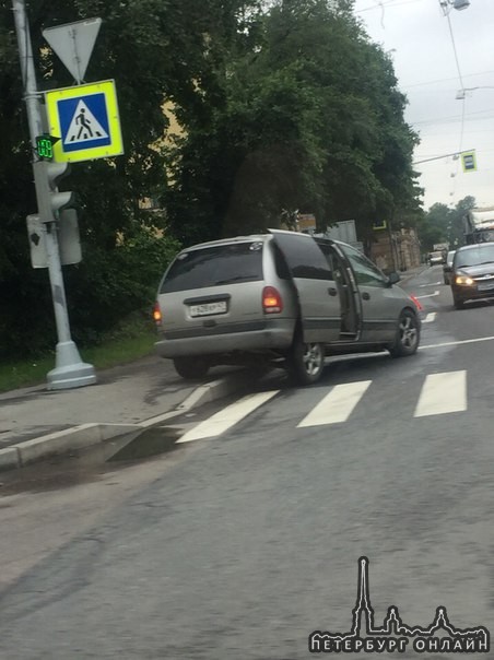 Авария на перекрёстке Ул. Самойловой и Мгинской , ДПС на месте