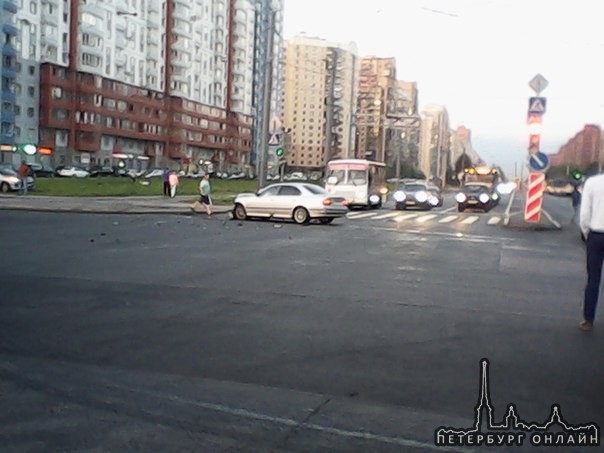 10 минут назад, на перекрёстке Доблести и Ленинского проспекта врезались BMW и Поло.
