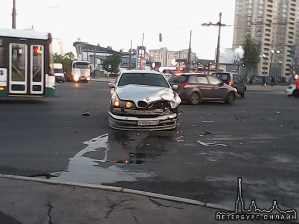 10 минут назад, на перекрёстке Доблести и Ленинского проспекта врезались BMW и Поло.