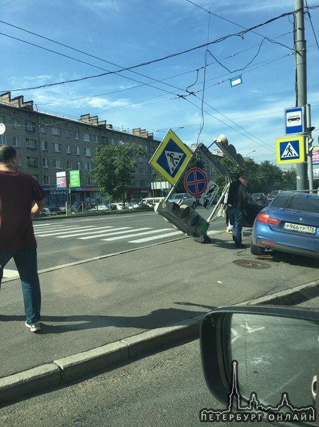 BMW сломал светофор на Ланском шоссе