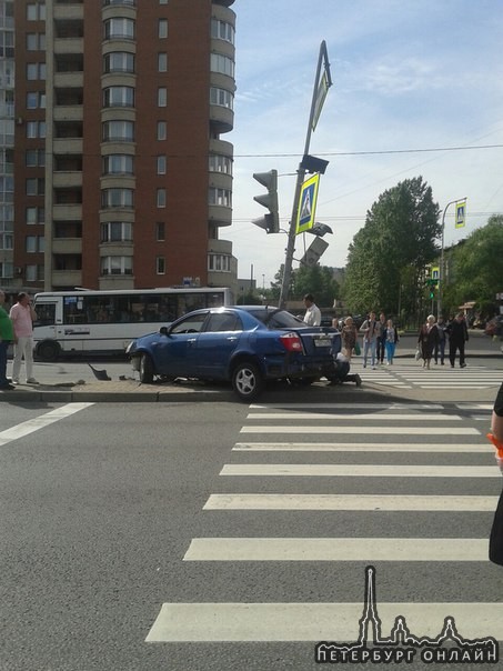 На Ленинском проспекте недалеко от пл.Конституции синий седан влетел в столб на разделителе