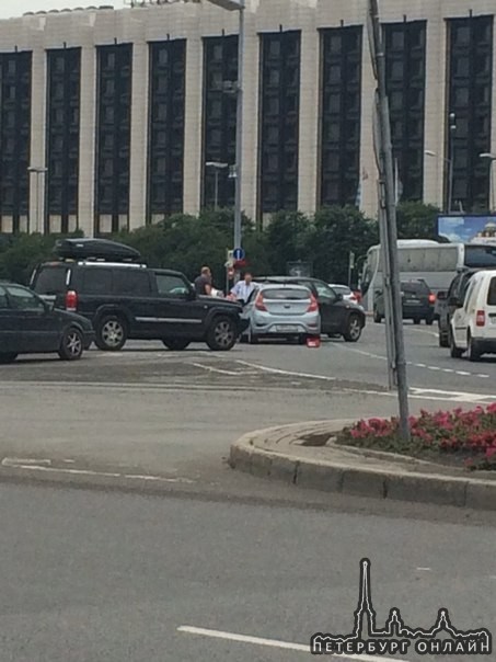 ДТП на круговом на площади Победы, видимо не поделили проезд( Извините за не очень подробное фото((