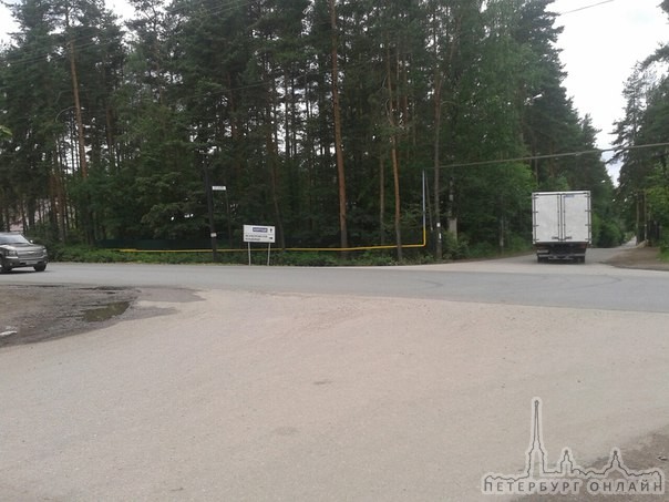 На перекрестке направление Колтушей и Всеволожское кладбище. Час назад из машины вытащили сумку!!! П...