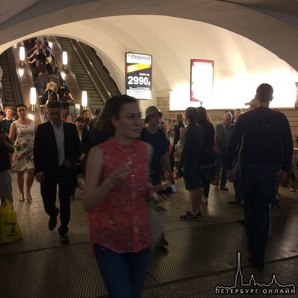 На станции Маяковская сломался эскалатор на подъем. Дежурная по станции отправляет всех на Восстания...