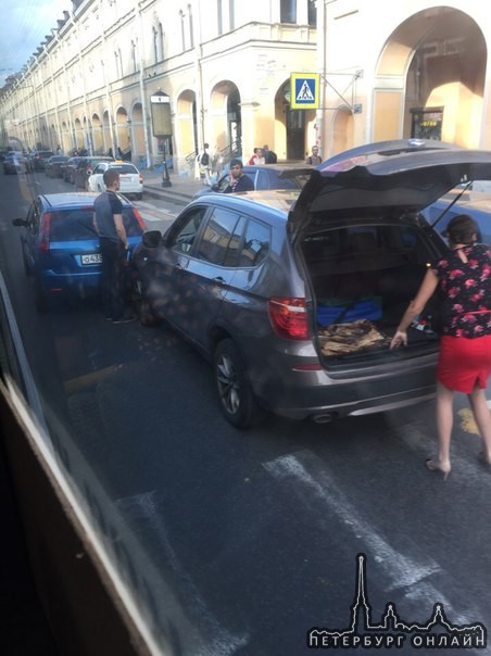 Апраксин переулок! Не поделили дорогу , долго синенький малыш, гнался , гудел за девушкой на BMW) но...