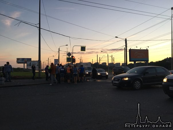 ДТП перекрёсток партизана Германа и петергофского шоссе. Есть пострадавшие. Скорая на месте. Актуаль...