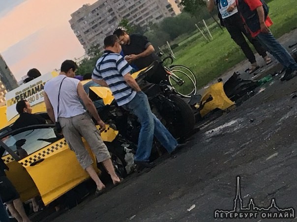 ДТП перекрёсток партизана Германа и петергофского шоссе. Есть пострадавшие. Скорая на месте. Актуаль...