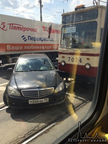 На съезде с Володарского моста в 12:30 Mercedes подрезал трамвай