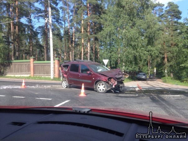 З машины столкнулись в Ленинградской области, при повороте на поселок Саперное Приозерского райо...