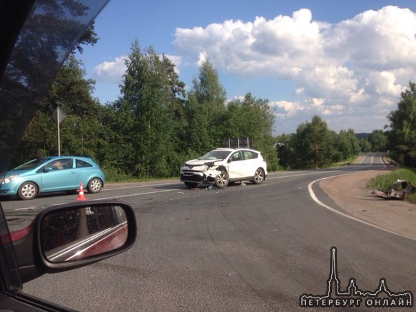 З машины столкнулись в Ленинградской области, при повороте на поселок Саперное Приозерского райо...
