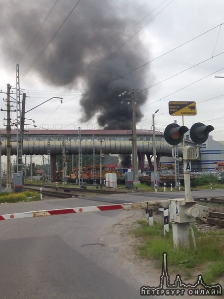 В Обухово горит какой то вагон у метро, похоже на бухты с кабелем, пожарных пока нет. 20:00