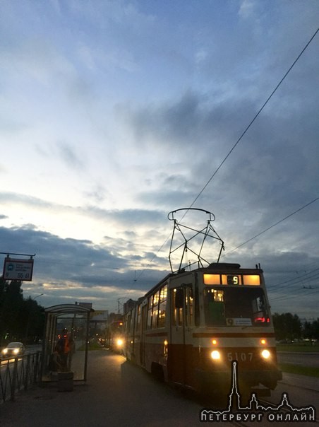 На остановке улица академика бойкова встали и на долго , нашли пакет чёрный. Ждут подмогу .