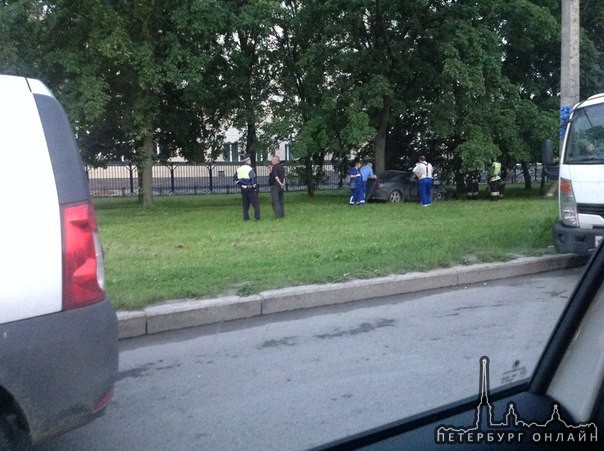 ДТП на улице Орджоникидзе. Напротив роддома. Похоже, что в вырезался в припаркованную машину и выле...