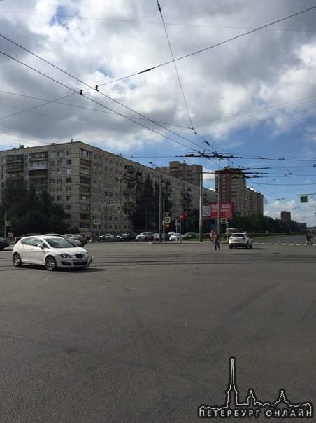 Сеат ударил Мазду, , ехавшую по Светлановскому на зеленый, через перекресток с проспектом Про...
