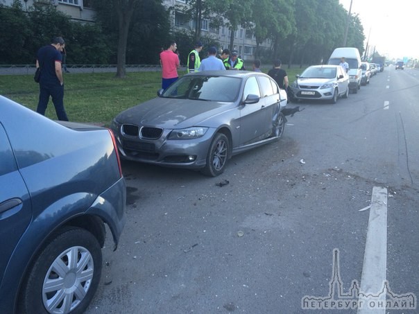 Авария Луначарского 82 ... За 9-й киргиз не справился с управлением резал 15-ку и влетел в BMW...