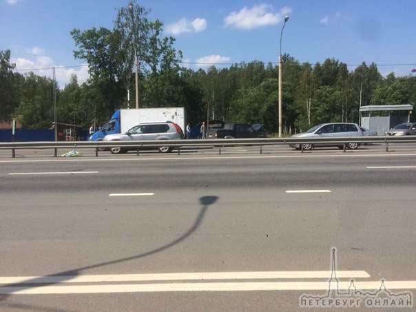 На Дороге жизни водитель Пикап-Патриота не заметил пешехода и вечернего влево, снес ограждение и ост...