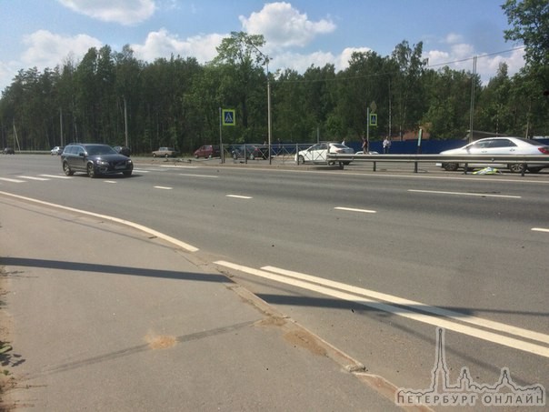 На Дороге жизни водитель Пикап-Патриота не заметил пешехода и вечернего влево, снес ограждение и ост...